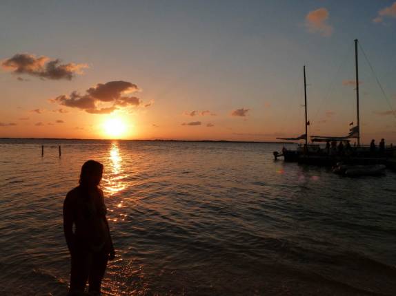 Admirando o pôr-do-sol em Tobacco Caye, na grande barreira de corais de Belize